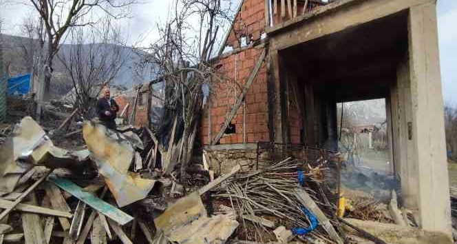 Komşuya oturmaya giden anne ve kızı evlerini alevler içinde buldu