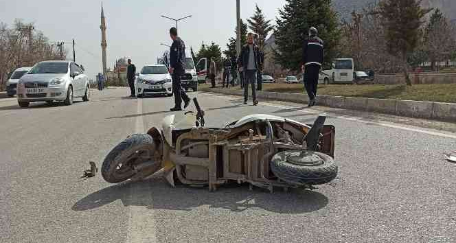 Otomobilin çarptığı elektrikli bisiklet sürücüsü yaralandı