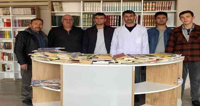 Gazeteci Muammer Başer; 200 kitap bağışında bulundu