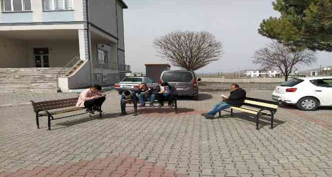 Okul bahçesinde kitap okudular