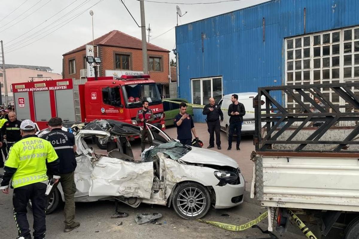 Kontrolden çıkan otomobil park halindeki kamyonete çarptı: 1 ölü, 6 yaralı