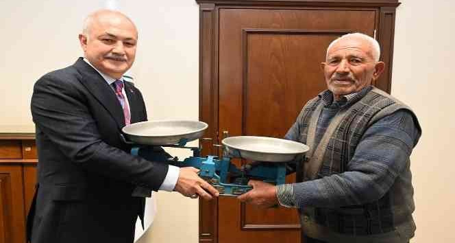 Osmaniye Belediye Başkanı Kara, tartısına el konulan seyyar satıcıdan özür diledi