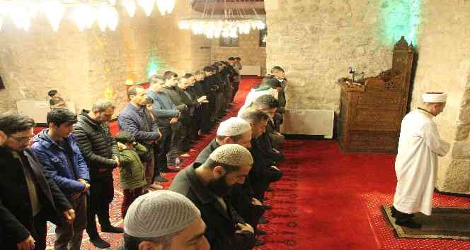 Tarihi Siirt Ulu Camii’nde iki yıl aradan sonra ilk teravih kılındı