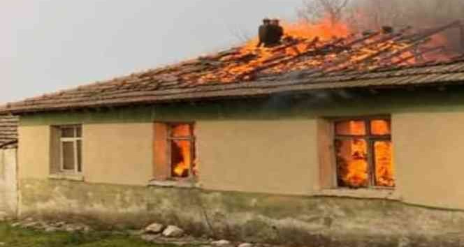 Alev alev yanan ev kullanılamaz hale geldi