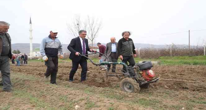 Vali çapa makinasının başına geçti tarla sürdü
