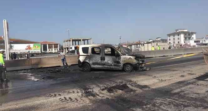 Yalova-İzmit kara yolunda 2 araç alev alev yandı