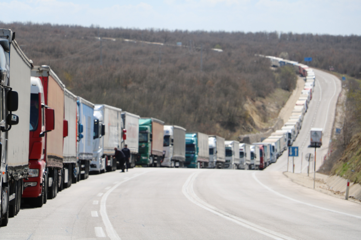 Tır şoförleri yetkililere seslendi: 'Gümrüklerde çektiğimiz çileleri görün'