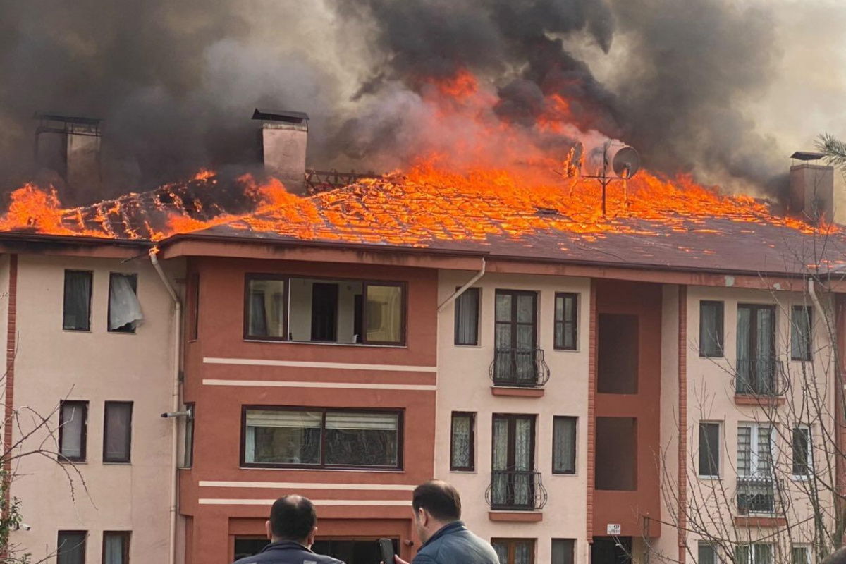 Apartmanın çatısı bir anda alev topuna döndü