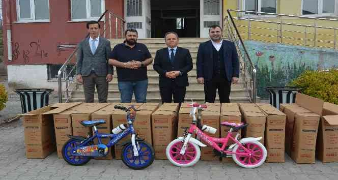 Çocukluk hayallerini çocuklarla gerçekleştirdi