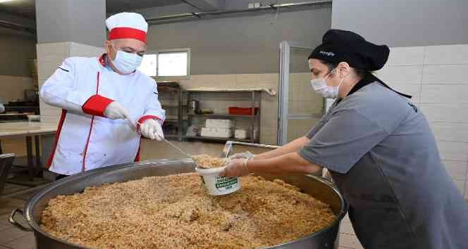 Osmaniye’de günde 3 bin kişiye sıcak yemek