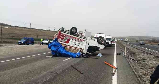 Takla atan kamyonet devrildi: 1 yaralı