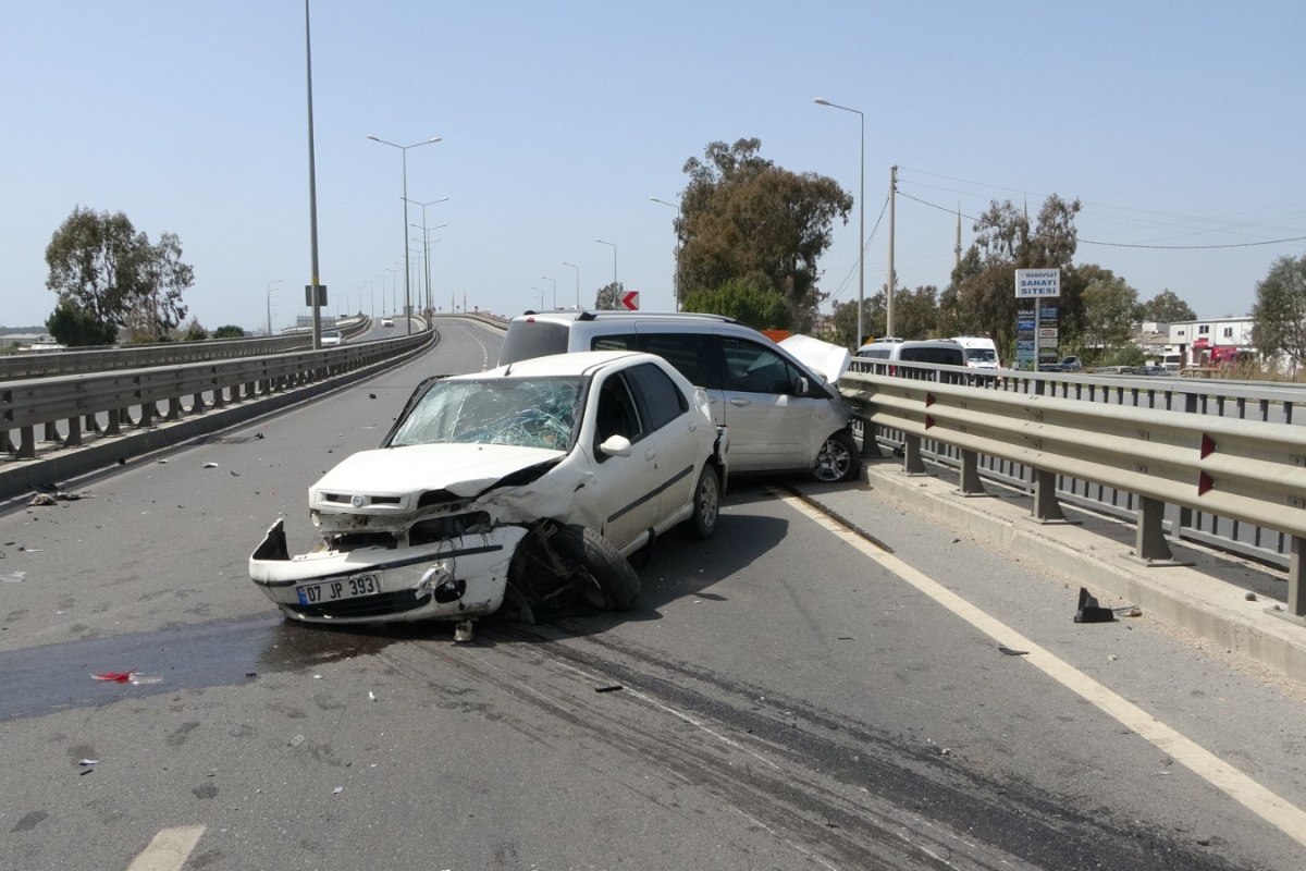Kararsız sürücü karayolunu savaş alanına çevirdi: 2 yaralı