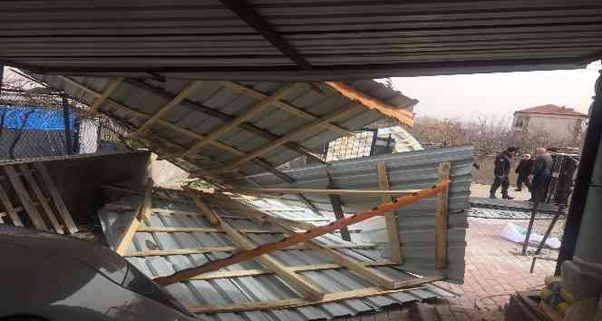Kuvvetli rüzgar evin çatısını uçurdu