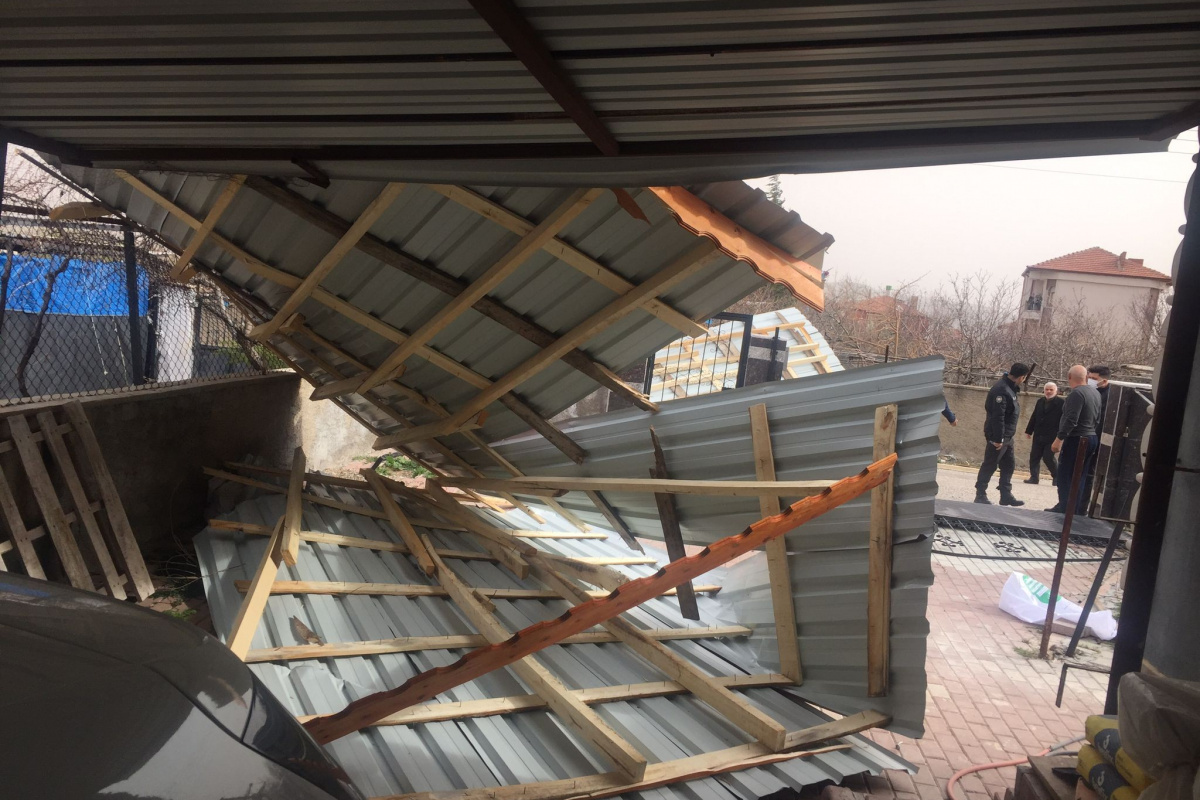 Kuvvetli rüzgar evin çatısını uçurdu