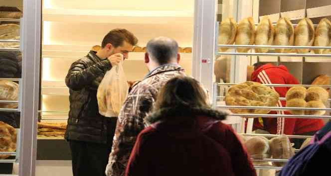 Edirne’de iftara dakikalar kala vatandaşlar ramazan pidesi almak için fırınlara koştu