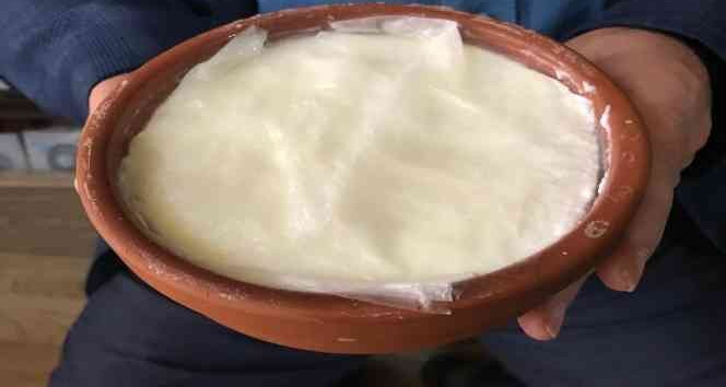 Elleriyle yaptığı doğal manda yoğurdunu Cumhurbaşkanı Erdoğan’a ikram etmek istiyor