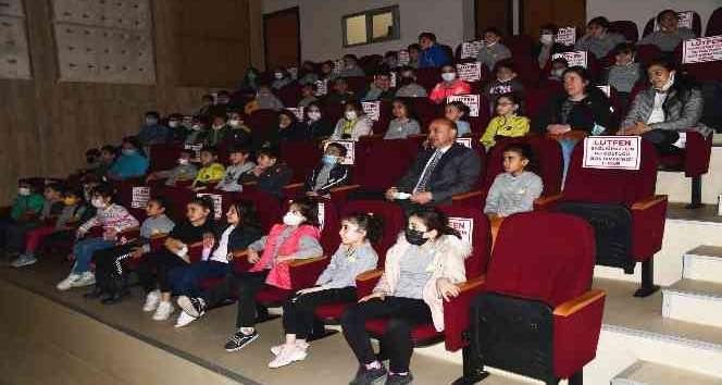 Altınova’da öğrencilerin sinema keyfi