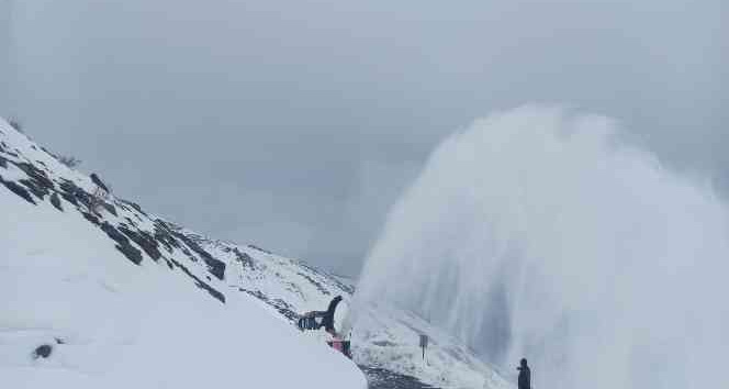 Kar kalınlığının 5 metreyi bulduğu Tanin Tanin Geçidi’nde yollar ulaşıma açık