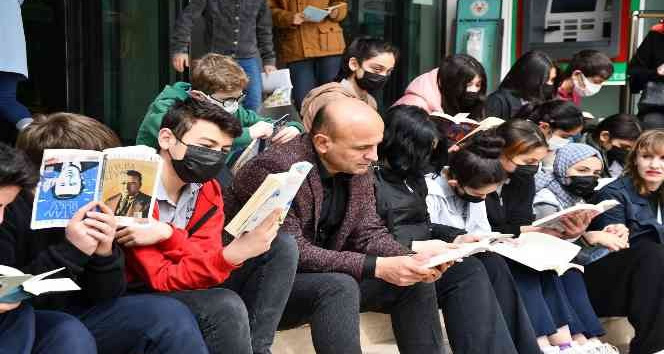 Altınova, her yerde kitap okuyor
