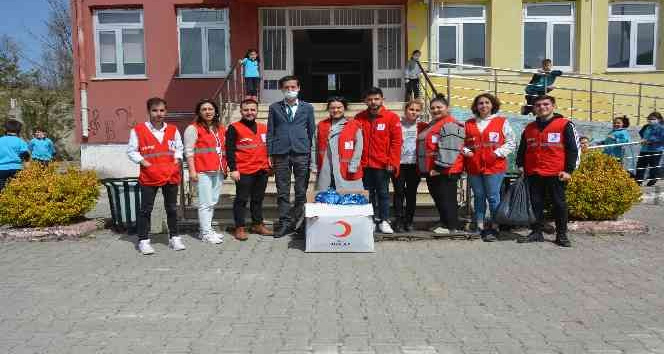 Kızılay’dan 3 okuldaki 40 öğrenciye ‘İyilik Köprüsü’