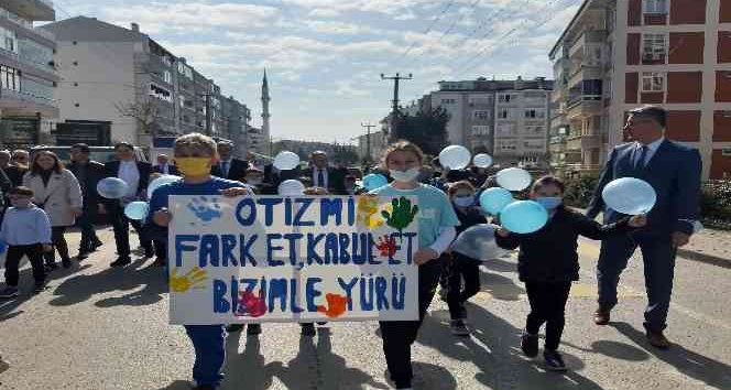 Öğrenciler ellerinde balonlar ve pankartlarla otizme dikkat çekti