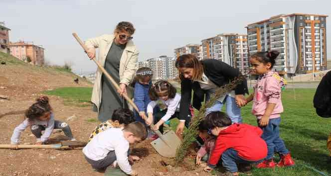 Batman’da çocuklar minik elleriyle doğaya nefes oldu