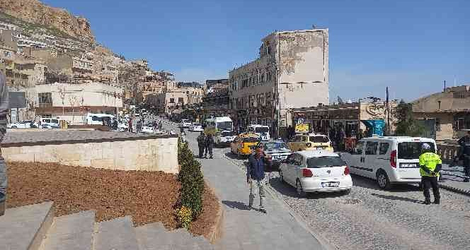 Yıkımı yapılan betonarme binanın iskelesi çöktü: 2 yaralı