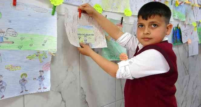 Öğrenciler okudukları kitapların resmini çizdi