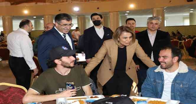 Protokol, öğrencilerle iftarda buluştu