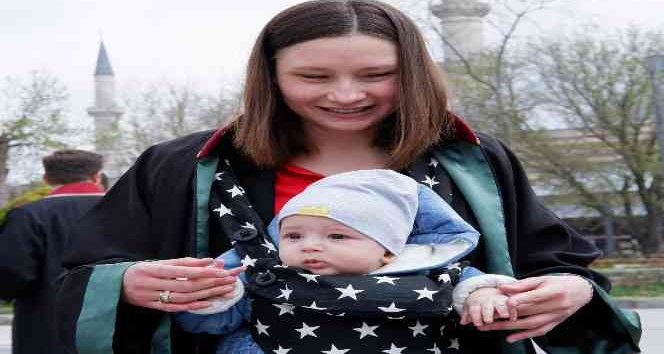 Avukat anne ve mübaşir baba törene 7 aylık bebeğiyle katıldı