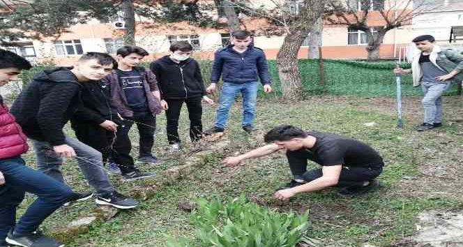 Okul bahçeleri meyve fidanlarıyla zenginleşiyor