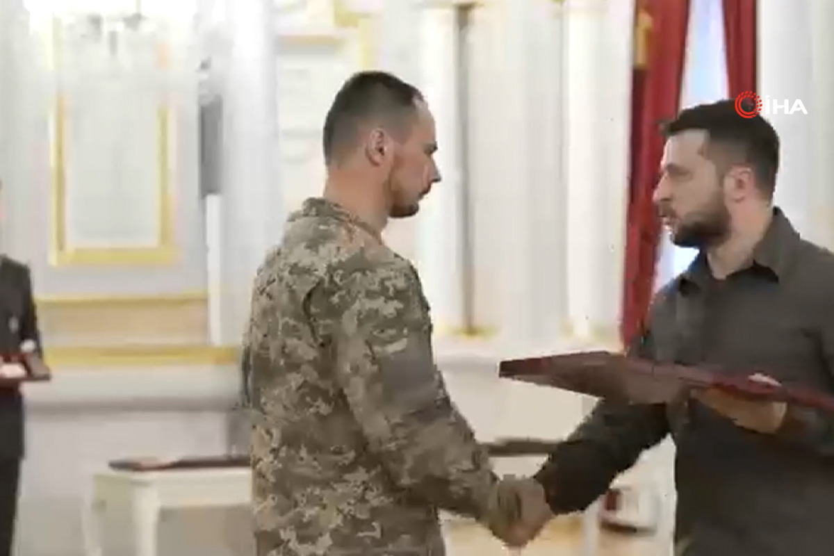 Zelenskiy, Ukraynalı askerlere madalya verdi