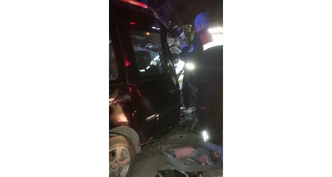 Hafif ticari araç ile traktör çarpıştı: 1 yaralı