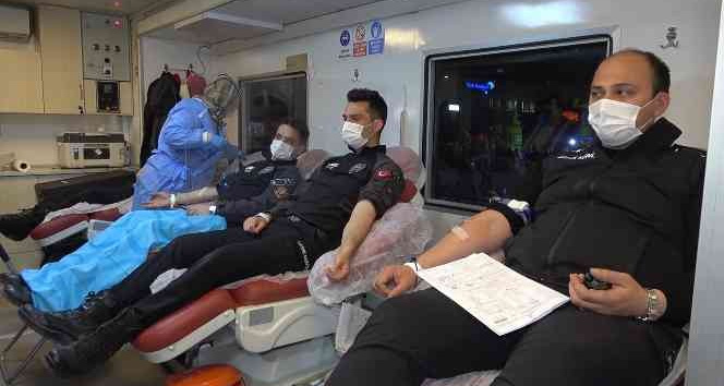 Polisler iftar sonrasında kan bağışında bulundu