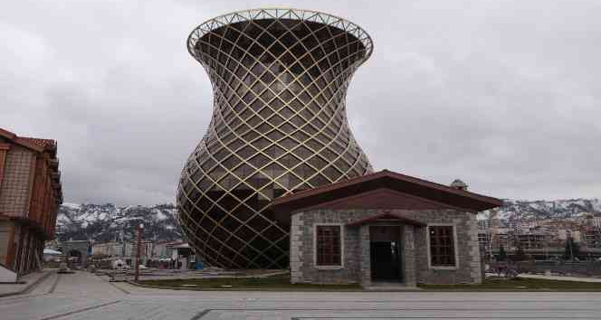 Rize’nin 29 metrelik çay bardağı açılış için gün sayıyor