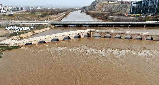Türkiye’nin en uzun nehri eriyen karlarla coştu