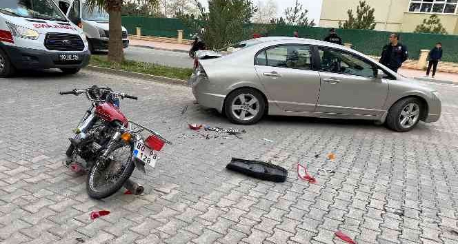 Osmaniye’de motosiklet otomobile çarptı: 2 yaralı