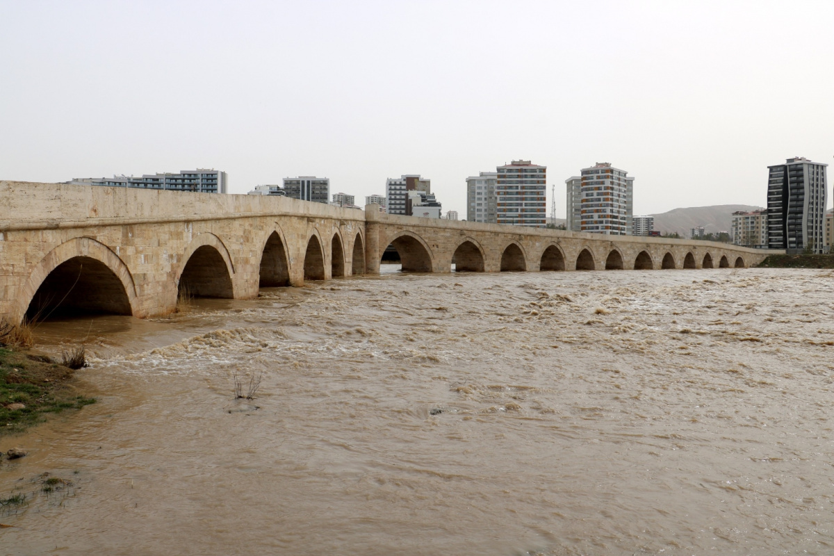 Türkiye’nin en uzun nehri eriyen karlarla coştu