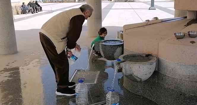 Yayladan getirilen kaynak suyu vatandaşların akınına uğruyor