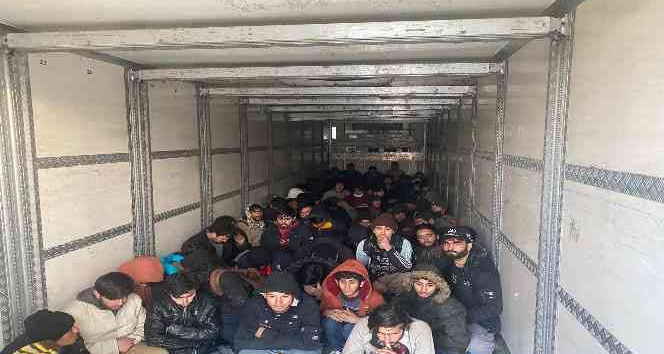 Bitlis’te tır içerisinde 129 göçmen yakalandı