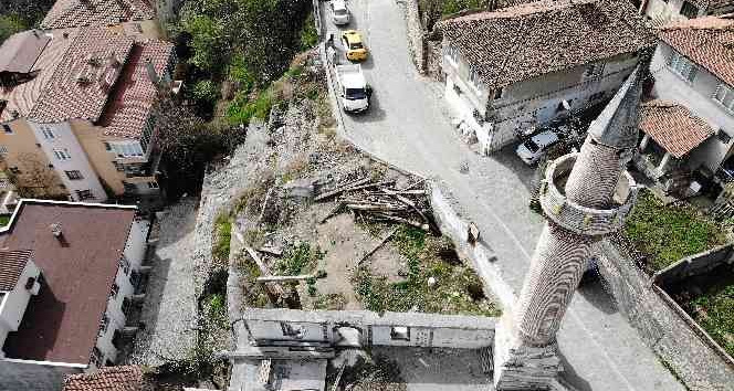 Minaresi öksüz kaldı, 6 asırlık cami 6 yıldır ibadete kapalı