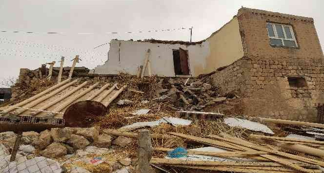 Mardin’de kerpiç ev yıkıldı, faciadan dönüldü