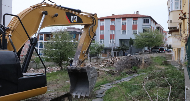 Karadeniz fıkrası gibi olay: Adresi karıştırdı, yanlış binayı yıktı