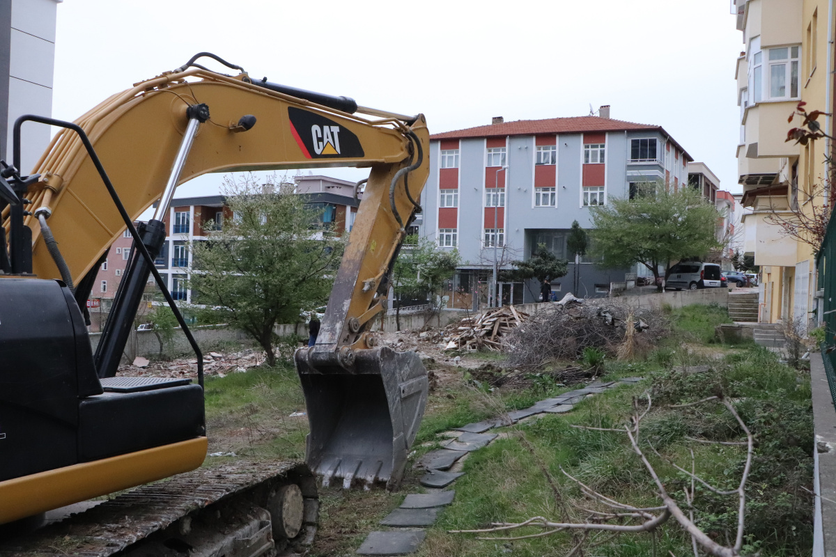 Karadeniz fıkrası gibi olay: Adresi karıştırdı, yanlış binayı yıktı