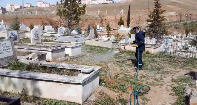 Kırıkkale’de mezarlıklar ilaçlandı