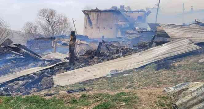 Giresun’da 4 ev ve bir samanlık kül oldu