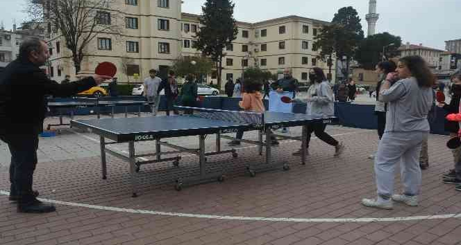 Tenisçiler masada yarıştı