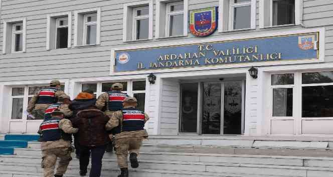 Ardahan’da 7 yıl 6 ay kesinleşmiş hapis cezası bulunan 2 hükümlü yakalandı
