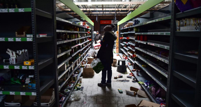 Bucha sakinleri Rus saldırılarının hedefi olan markette bozulmamış ürün aradı