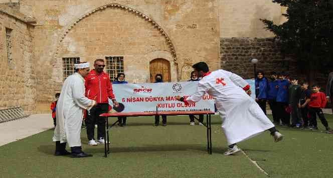 İmam ile Hristiyan ilahi korosu öğrencisinin oynadığı masa tenisinde ‘hoşgörü’ kazandı